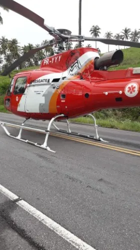 Carro de passeio e táxi ficaram destruídos 