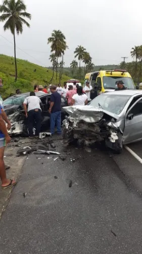 Carro de passeio e táxi ficaram destruídos 