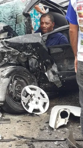Carro de passeio e táxi ficaram destruídos 