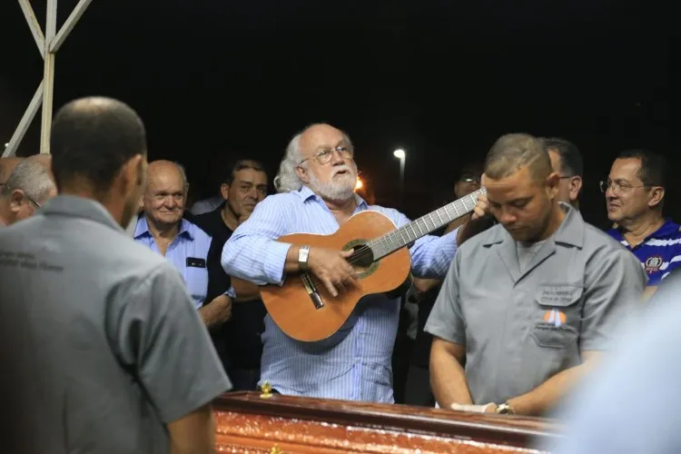 Corpo do radialista Reinaldo Cavalcante é sepultado em Maceió