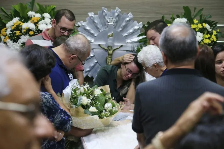 Corpo do radialista Reinaldo Cavalcante é sepultado em Maceió