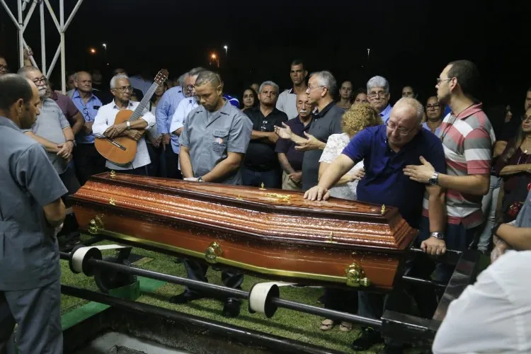 Corpo do radialista Reinaldo Cavalcante é sepultado em Maceió