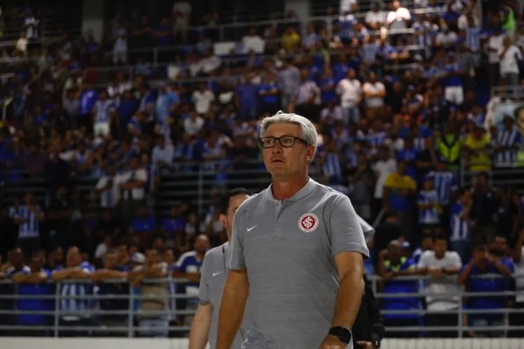 Jonatan Gómez fez o gol do Azulão, cobrando um pênalti