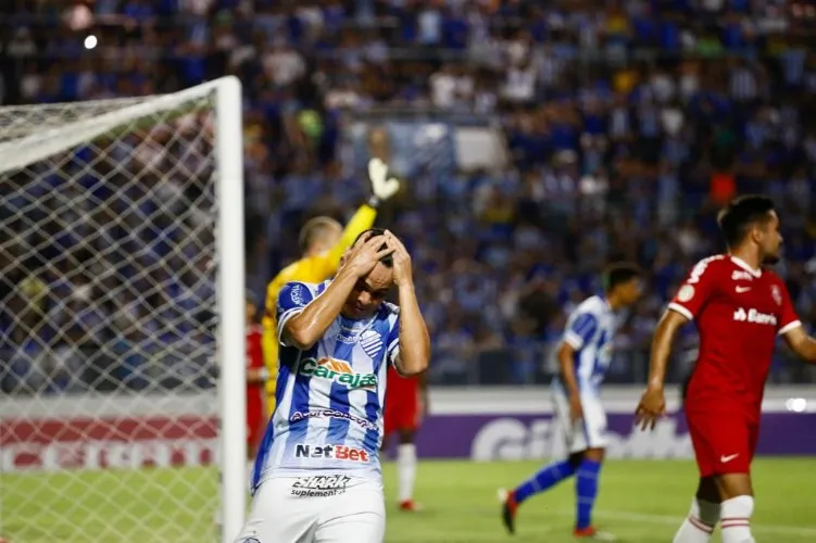 Jonatan Gómez fez o gol do Azulão, cobrando um pênalti