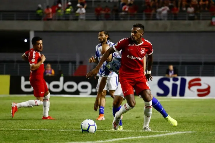 Jonatan Gómez fez o gol do Azulão, cobrando um pênalti