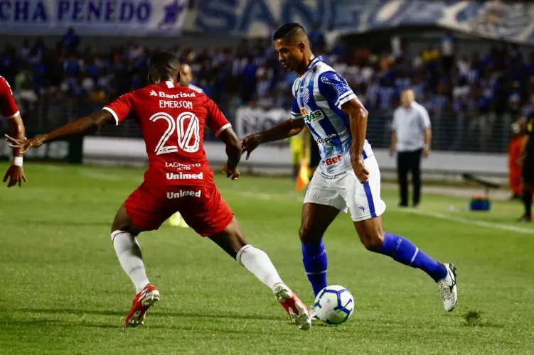 Jonatan Gómez fez o gol do Azulão, cobrando um pênalti