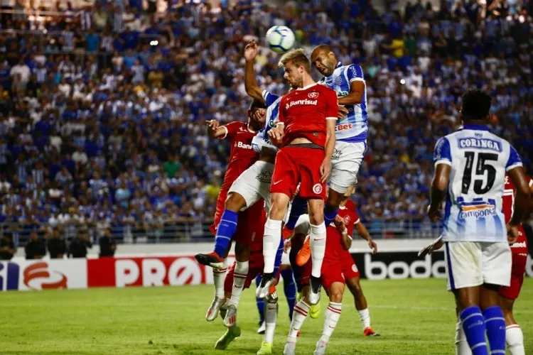 Jonatan Gómez fez o gol do Azulão, cobrando um pênalti