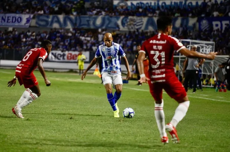 Jonatan Gómez fez o gol do Azulão, cobrando um pênalti
