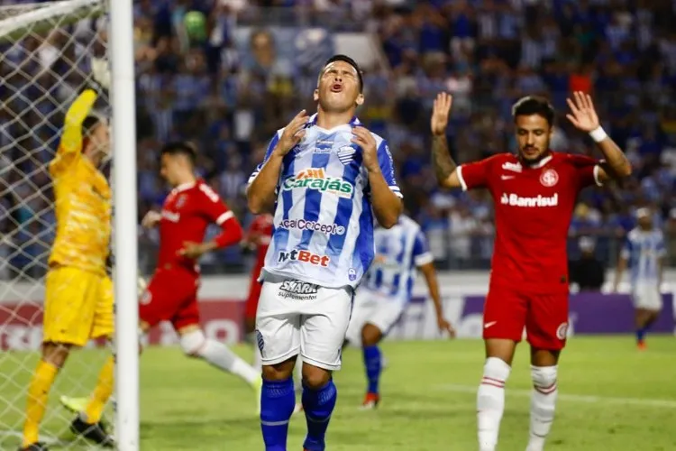 Jonatan Gómez fez o gol do Azulão, cobrando um pênalti