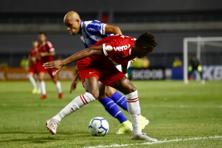 Jonatan Gómez fez o gol do Azulão, cobrando um pênalti