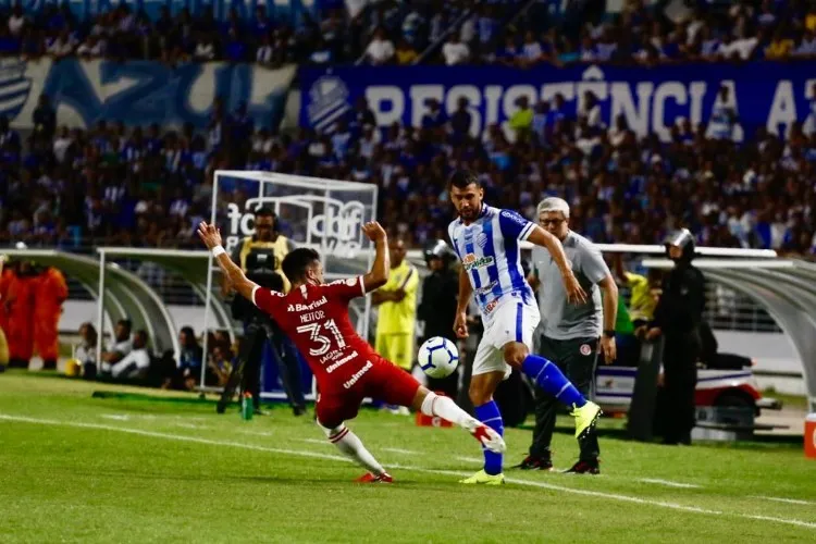 Jonatan Gómez fez o gol do Azulão, cobrando um pênalti