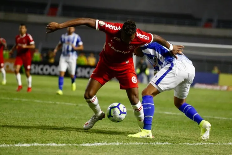 Jonatan Gómez fez o gol do Azulão, cobrando um pênalti