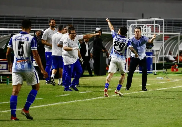 Jonatan Gómez fez o gol do Azulão, cobrando um pênalti