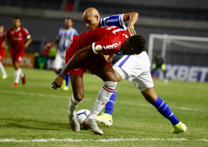 Jonatan Gómez fez o gol do Azulão, cobrando um pênalti