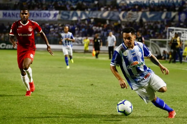 Jonatan Gómez fez o gol do Azulão, cobrando um pênalti