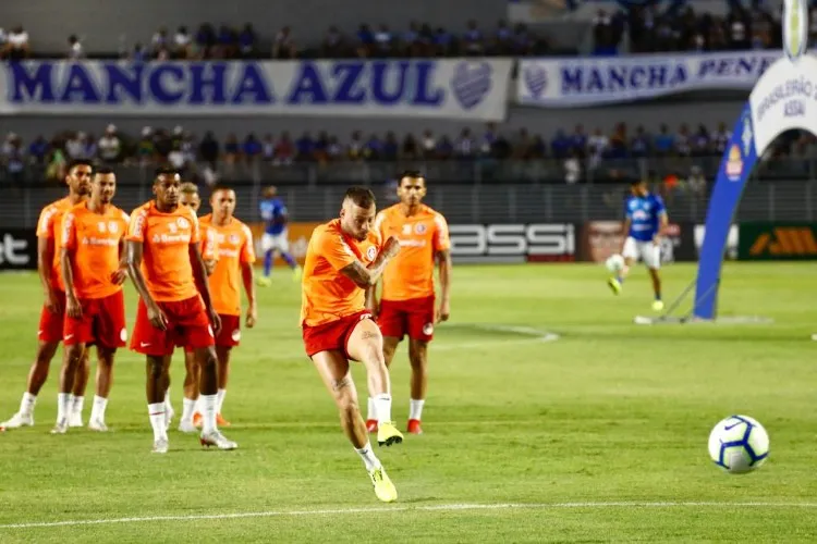 Jonatan Gómez fez o gol do Azulão, cobrando um pênalti