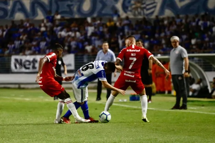 Jonatan Gómez fez o gol do Azulão, cobrando um pênalti