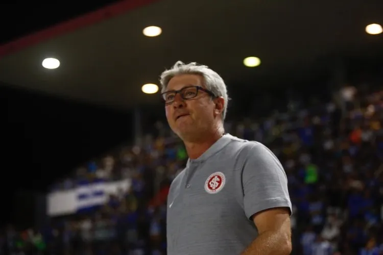 Jonatan Gómez fez o gol do Azulão, cobrando um pênalti