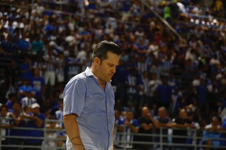 Jonatan Gómez fez o gol do Azulão, cobrando um pênalti