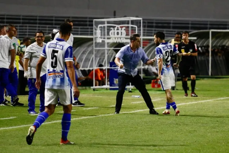 Jonatan Gómez fez o gol do Azulão, cobrando um pênalti