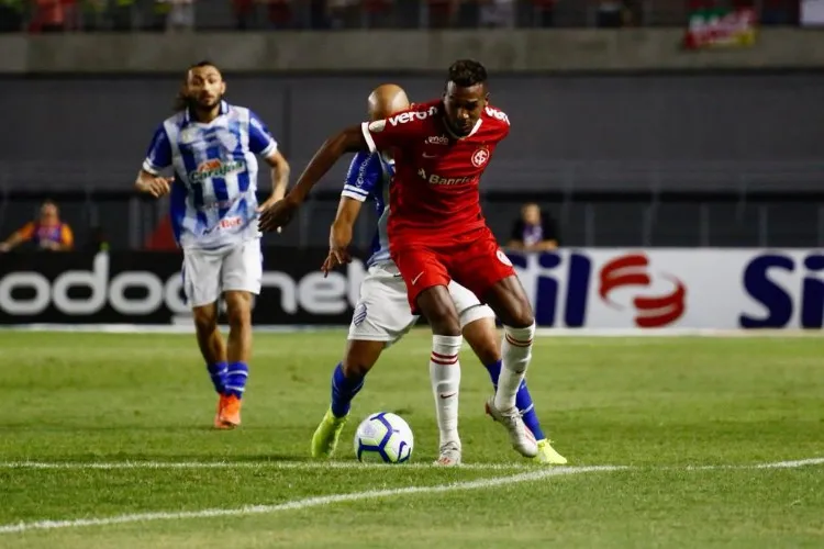 Jonatan Gómez fez o gol do Azulão, cobrando um pênalti