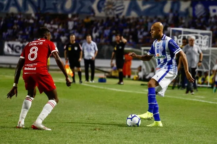 Jonatan Gómez fez o gol do Azulão, cobrando um pênalti