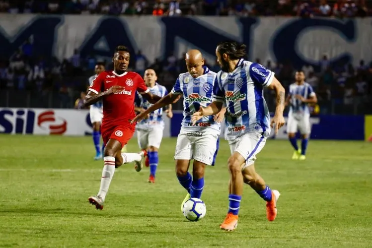 Jonatan Gómez fez o gol do Azulão, cobrando um pênalti
