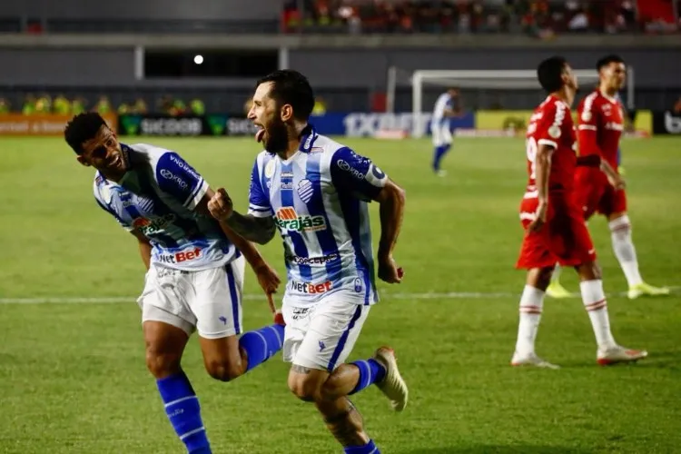 Jonatan Gómez fez o gol do Azulão, cobrando um pênalti