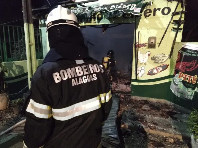 Fogo atinge mercadinho na zona rural da cidade de Taquarana