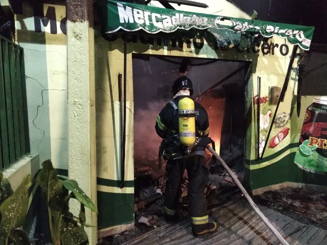 Fogo atinge mercadinho na zona rural da cidade de Taquarana