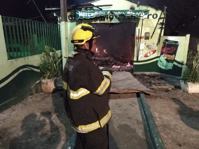 Fogo atinge mercadinho na zona rural da cidade de Taquarana