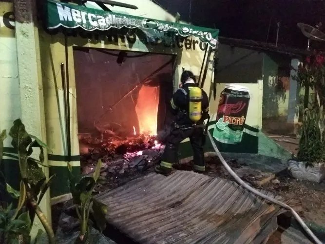 Fogo atinge mercadinho na zona rural da cidade de Taquarana