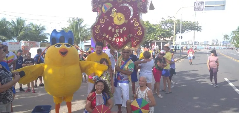 Dezenas de pessoas acordaram cedo, nesta terça-feira, para cantar, dançar e se divertir na orla