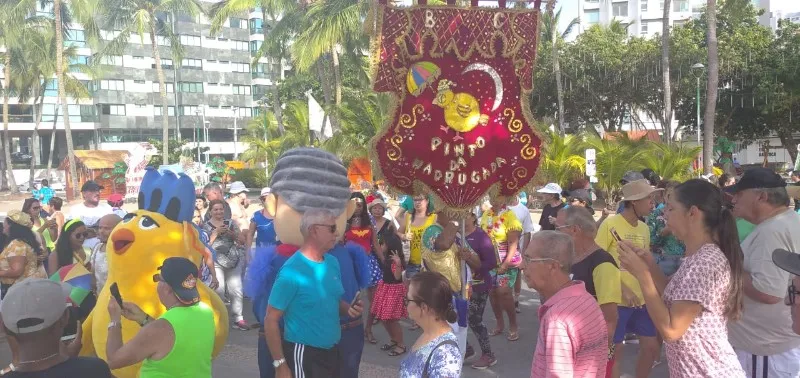Dezenas de pessoas acordaram cedo, nesta terça-feira, para cantar, dançar e se divertir na orla