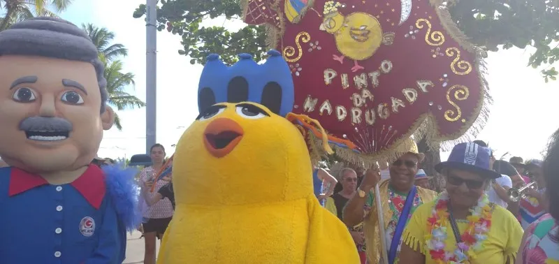 Dezenas de pessoas acordaram cedo, nesta terça-feira, para cantar, dançar e se divertir na orla