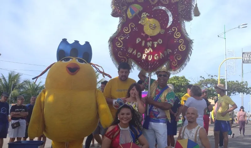 Dezenas de pessoas acordaram cedo, nesta terça-feira, para cantar, dançar e se divertir na orla