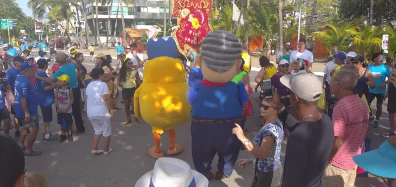 Dezenas de pessoas acordaram cedo, nesta terça-feira, para cantar, dançar e se divertir na orla