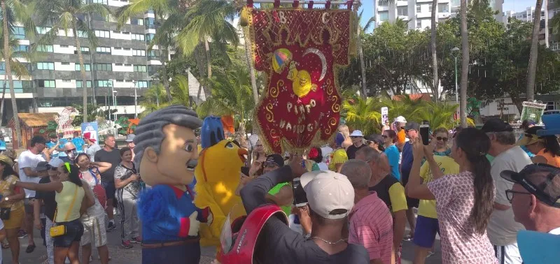 Dezenas de pessoas acordaram cedo, nesta terça-feira, para cantar, dançar e se divertir na orla