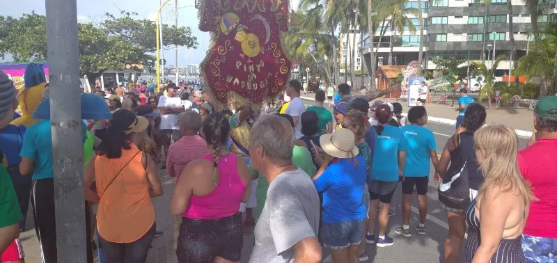 Dezenas de pessoas acordaram cedo, nesta terça-feira, para cantar, dançar e se divertir na orla