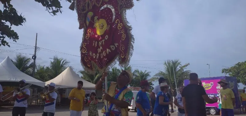 Dezenas de pessoas acordaram cedo, nesta terça-feira, para cantar, dançar e se divertir na orla