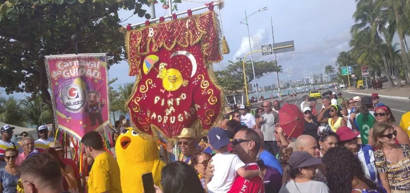 Dezenas de pessoas acordaram cedo, nesta terça-feira, para cantar, dançar e se divertir na orla