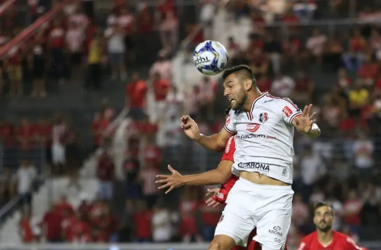Galo vence o time pernambucano por 1 a 0.