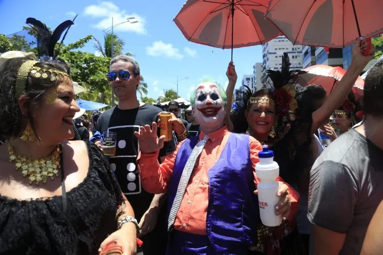 Pinto da Madrugada arrasta milhares de foliões nas prévias carnavalescas