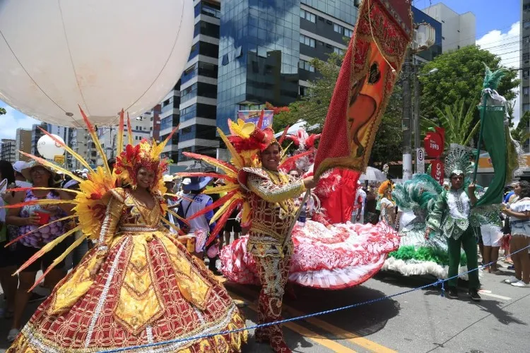 Pinto da Madrugada arrasta milhares de foliões nas prévias carnavalescas