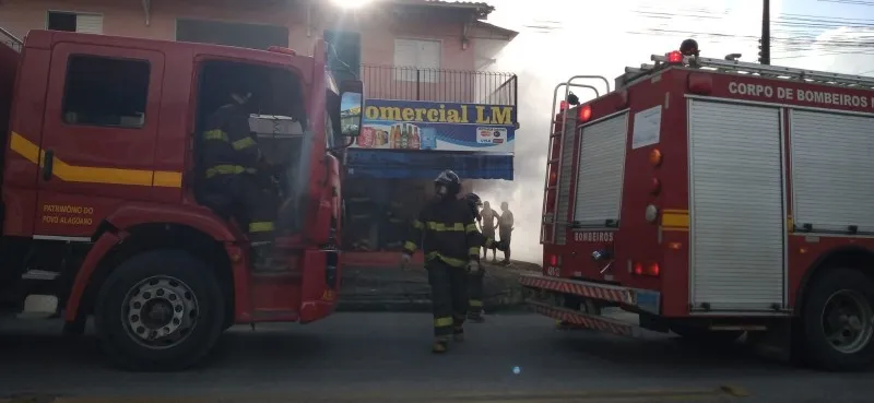 Bombeiros são acionados para incêndio em depósito de bebidas