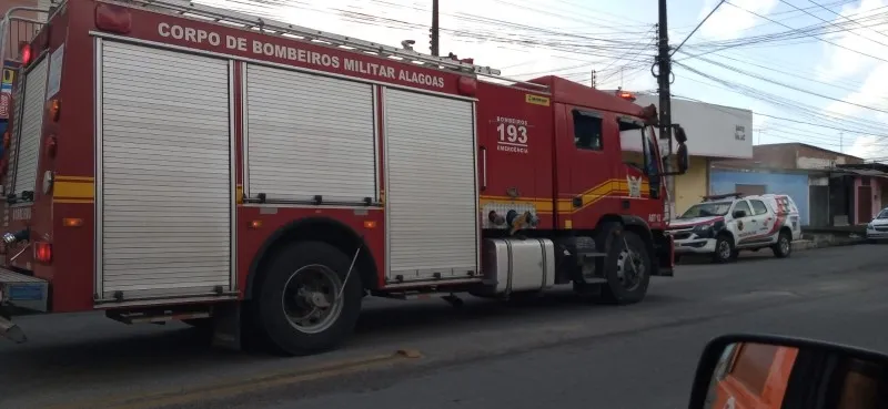 Bombeiros são acionados para incêndio em depósito de bebidas