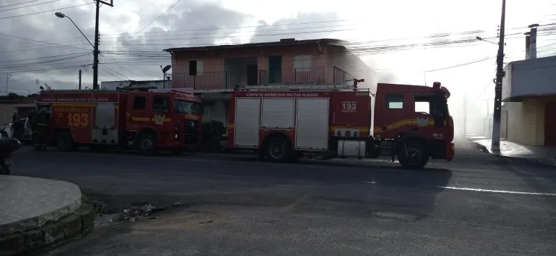 Bombeiros são acionados para incêndio em depósito de bebidas