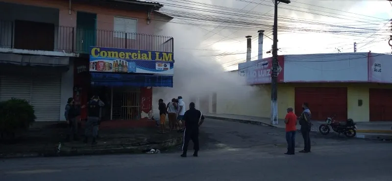 Bombeiros são acionados para incêndio em depósito de bebidas