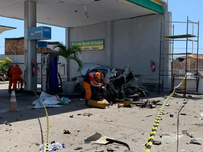 Bombeiros fazem perícia em carro que explodiu em posto de combustíveis