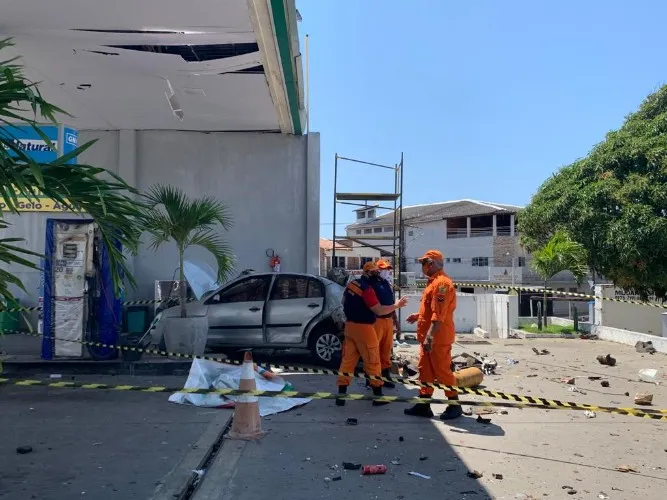 Bombeiros fazem perícia em carro que explodiu em posto de combustíveis